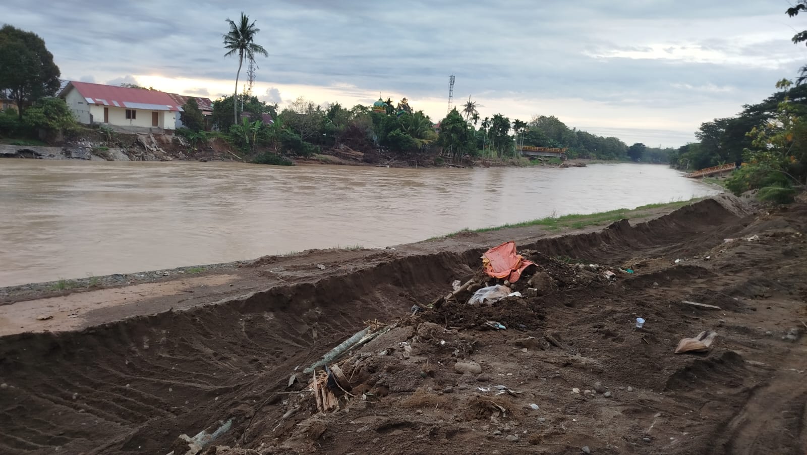 Bencana banjir bandang yang melanda sejumlah wilayah di Sumbar pada akhir November 2025 lalu menimbulkan dampak kemanusiaan yang serius dan meninggalkan duka mendalam bagi masyarakat terdampak.