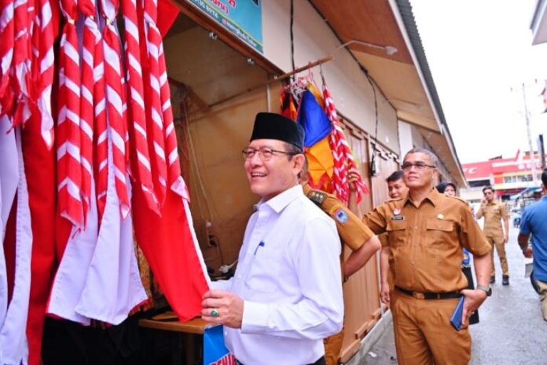 CEK LOKASI: Wali Kota Payakumbuh Zulmaeta didampingi Sekretaris Rida Ananda meninjau aktivitas pedagang di pasar penampungan Kota Payakumbuh, Selasa (30/12).