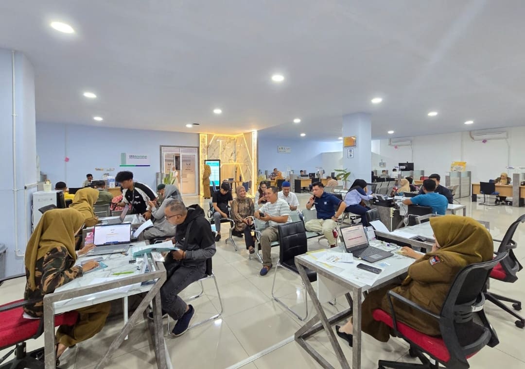 Suasana pelayanan di MPP Kota Padang yang dinilai KemenPAN-RB sebagai salah satu layanan publik terbaik di Indonesia tahun 2025.(Foto: Prokopim)