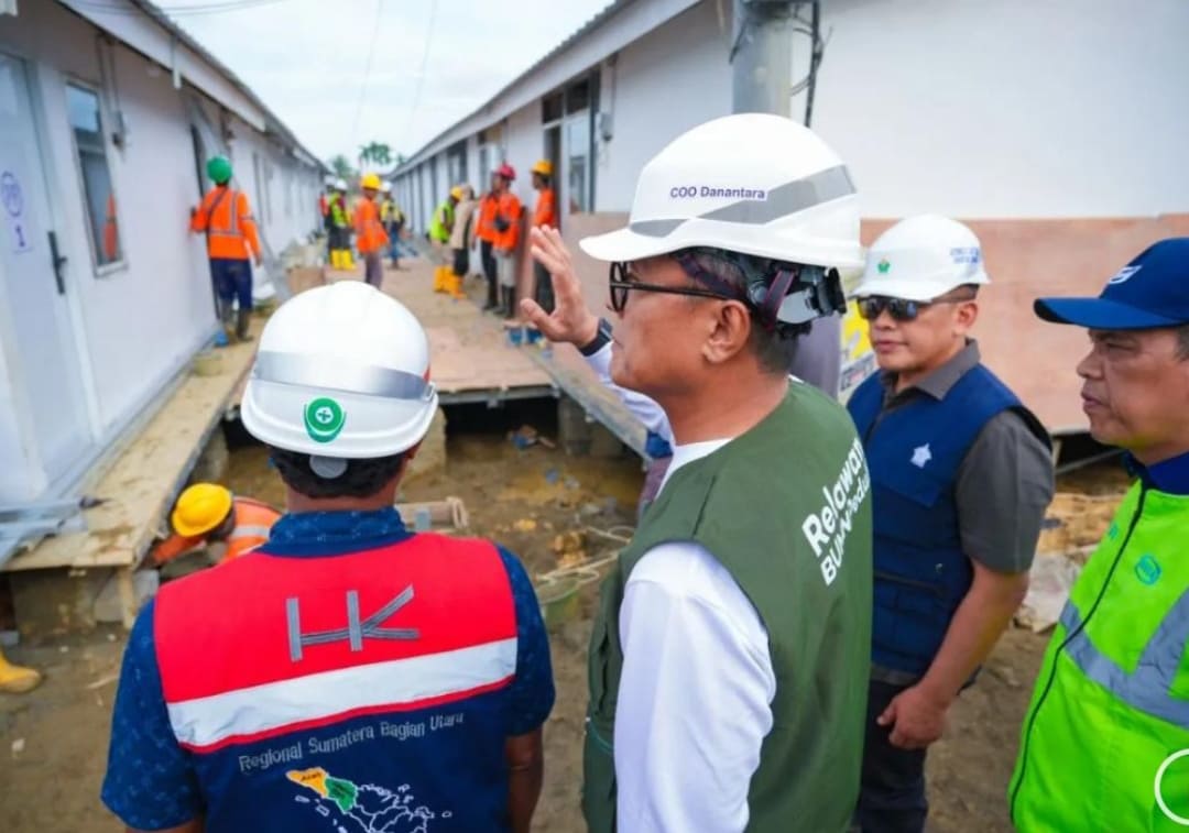 COO Danantara, Dony Oskaria, meninjau progres pembangunan huntara di Aceh Tamiang.(Foto: Tim Danantara)