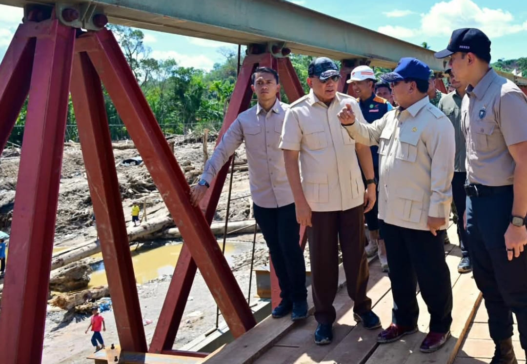 Presiden Prabowo Subianto meninjau pembangunan Jembatan Bailey Sungai Garoga di Kecamatan Batang Toru, Tapanuli Selatan, Rabu (31/12/2025).(Foto: Setkab)