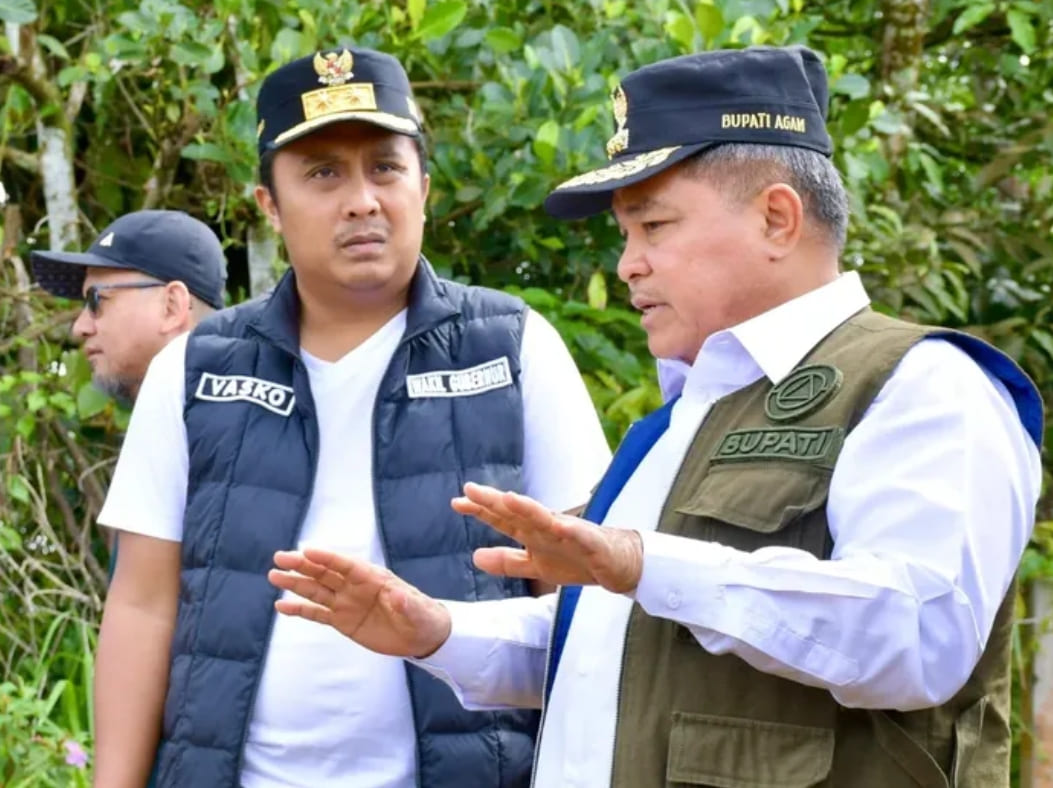 Bupati Agam, Benni Warlis bersama Wagub Sumbar, Vasco Ruseimy, meninjau rencana lokasi hunian tetap bagi warga terdampak bencana galodo di Palembayan, Sabtu (27/12).(Foto: Agam Media Center)