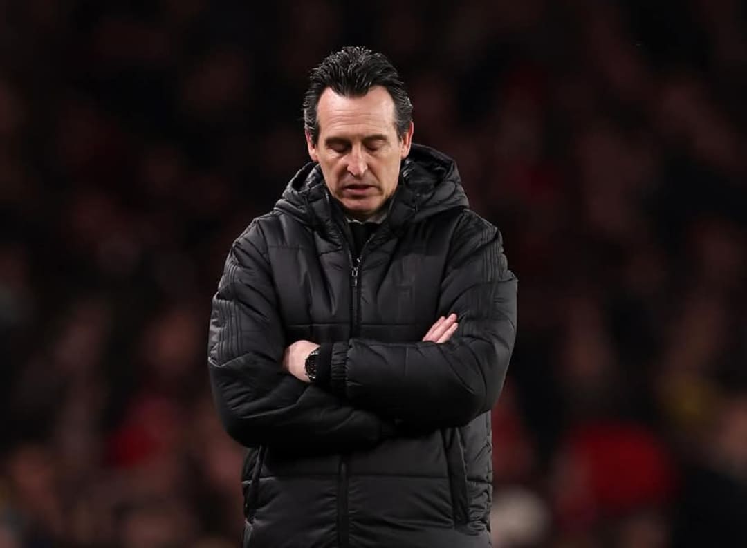 Unai Emery meninggalkan lapangan setelah kekalahan Aston Villa 1-4 dari Arsenal, tanpa bersalaman dengan Mikel Arteta. (Foto: Mirror Football)