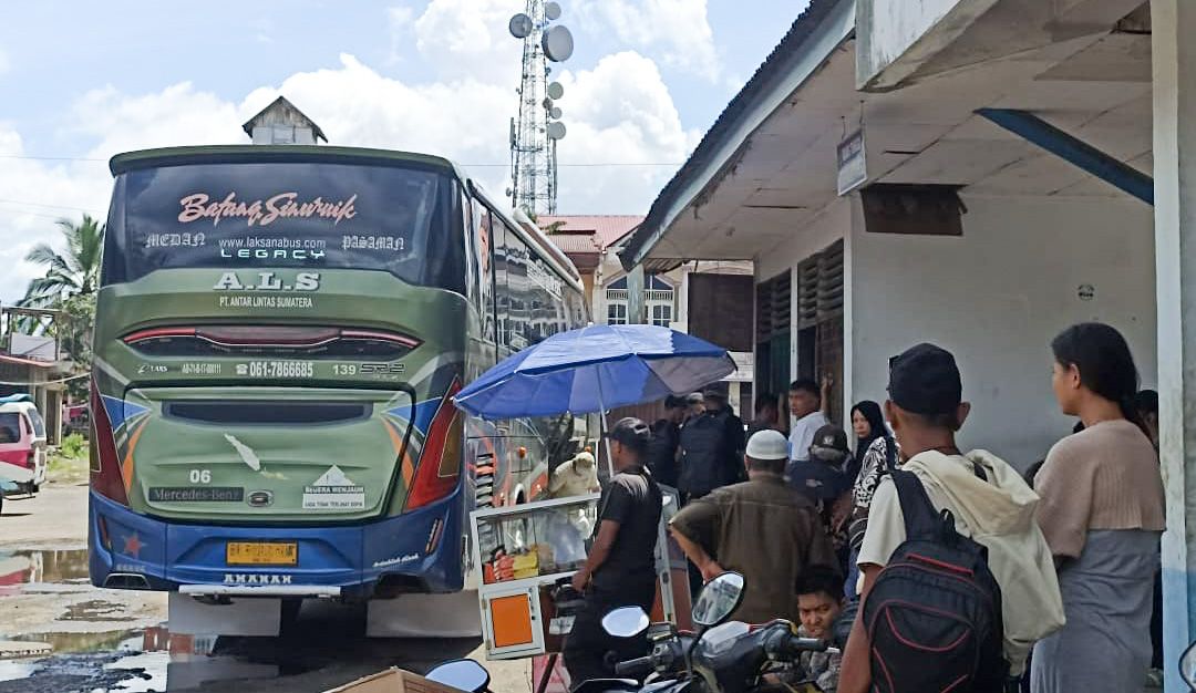 Penumpang Bus ALS di Terminal Simpang Empat Pasaman Barat turun 50 persen saat libur Nataru 2026, dipicu bencana alam dan perubahan rute perjalanan.