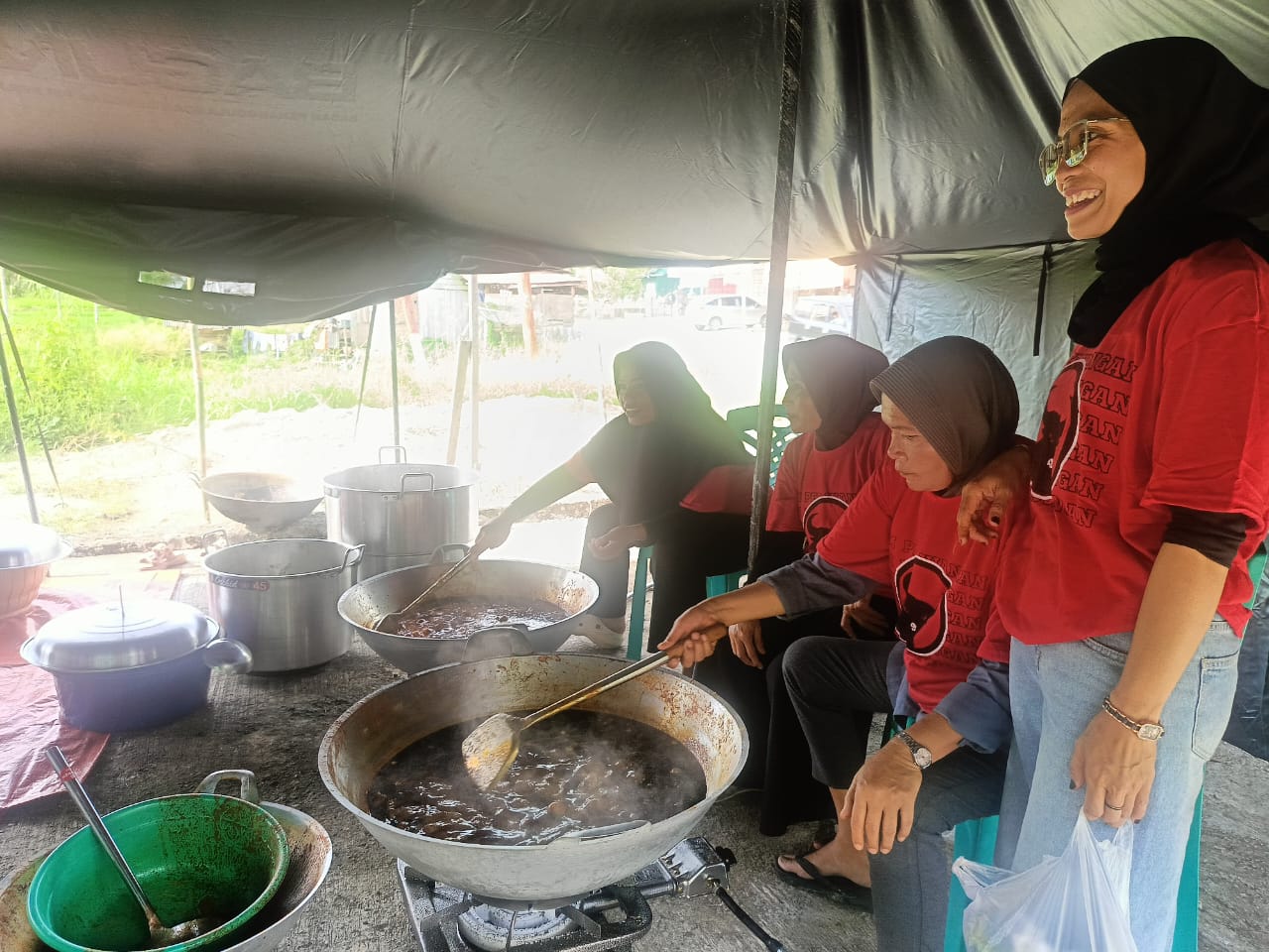 AKSI KEMANUSIAAN: Relawan PDI-P saat memasak rendang di dapur umum Bayua, Tanjung Raya, Agam, untuk didistribusikan bagi korban terdampak bencana di kabupaten itu, Rabu (31/12). (PUTRA/PADEK)