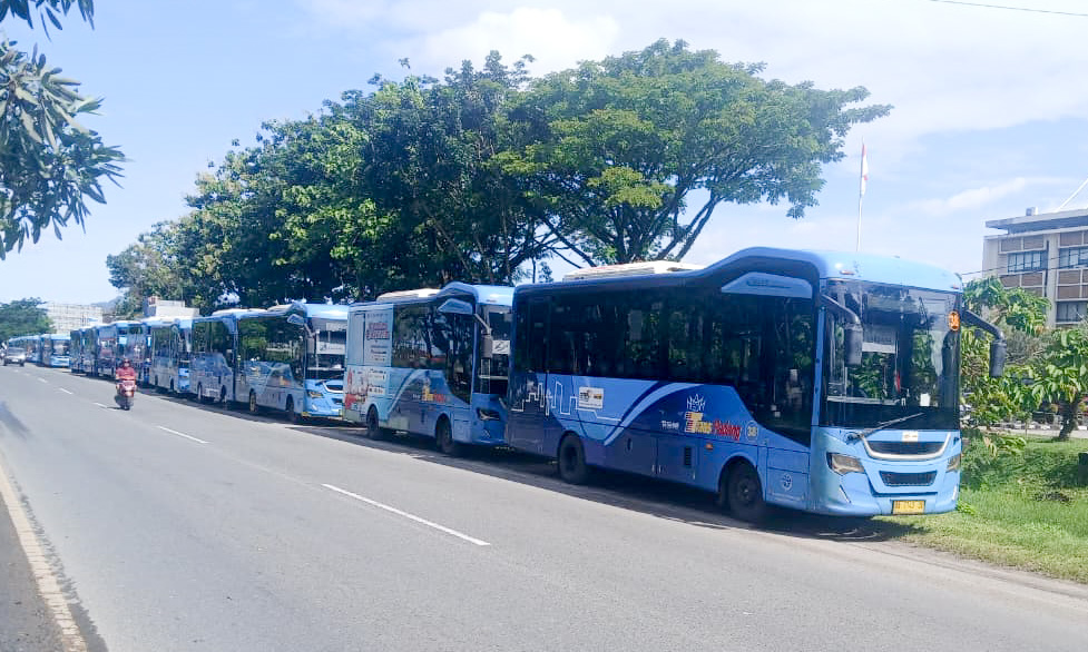 Mogok massal bus Trans Padang terjadi akhir 2025 akibat sengketa Biaya Operasional Kendaraan antara operator dan PSM, Dishub Padang janji evaluasi BOK.