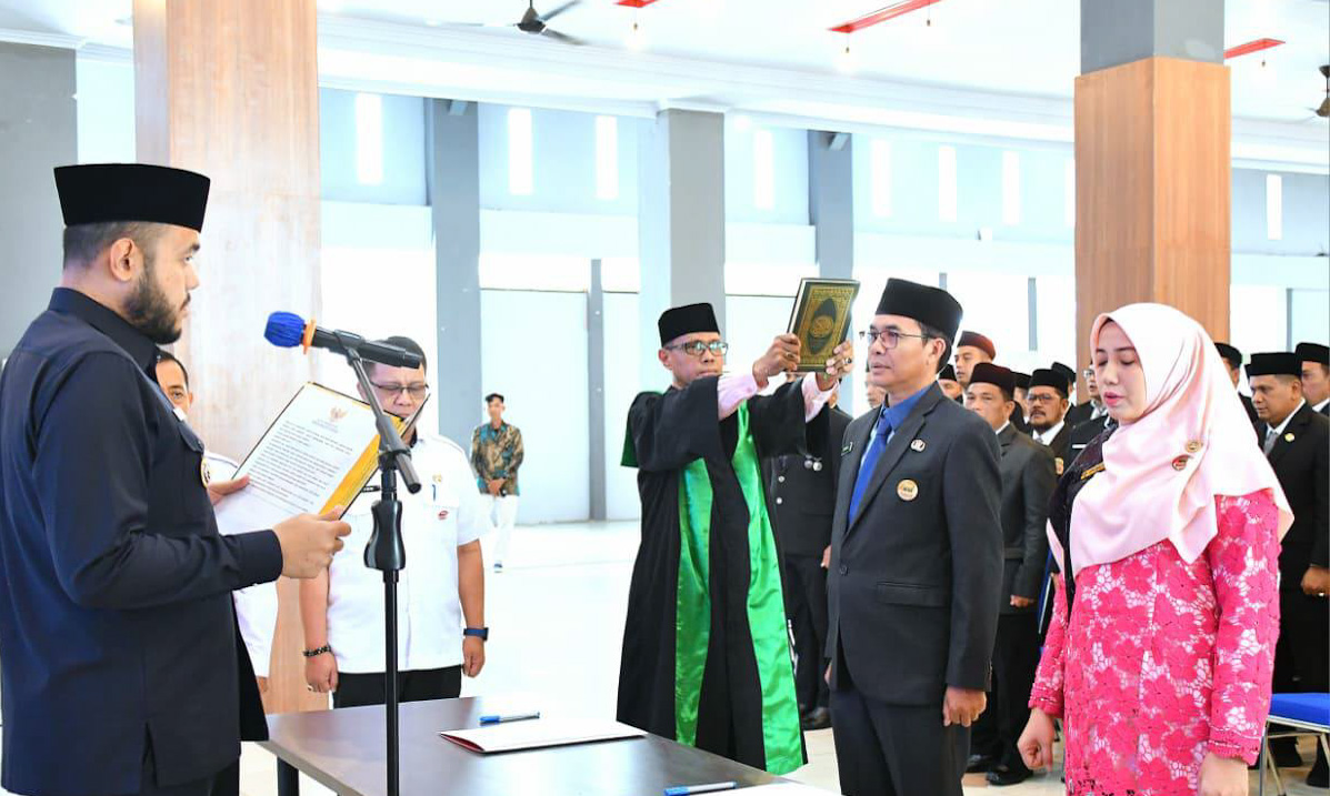 Wako Padang Fadly Amran melantik 169 pejabat administrator, pengawas, fungsional, dan kepala sekolah pada 31 Desember 2025 di Gedung Bagindo Azis Chan Youth Center, Rabu (31/12/2025).