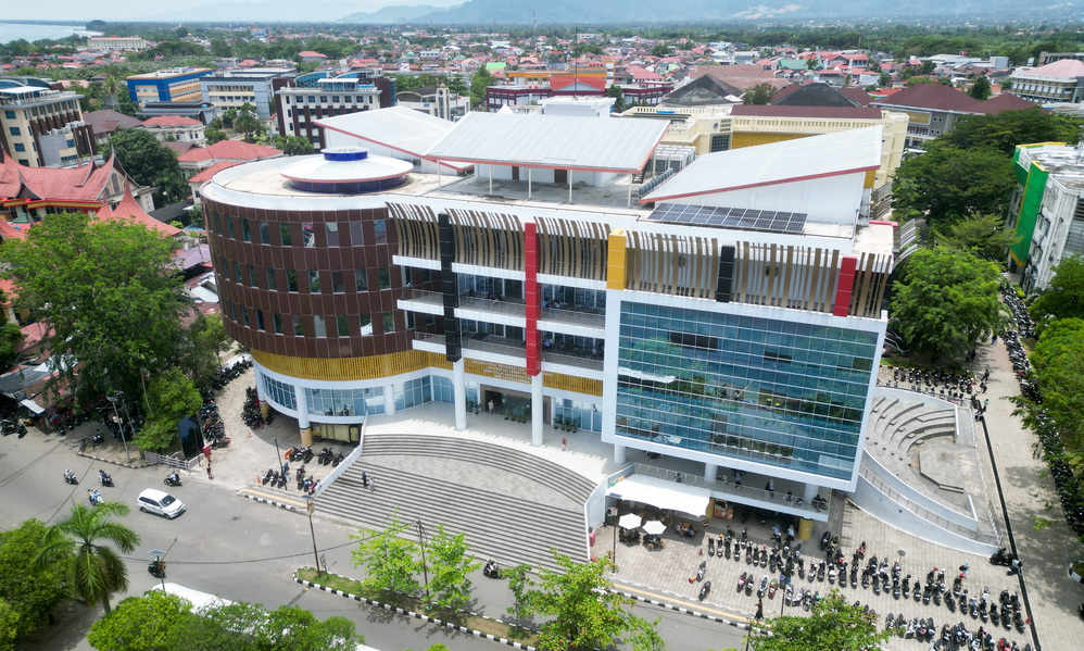 UNP membangun Gedung Perpustakaan 7 lantai dengan pondasi Konstruksi Jaring Rusuk Beton sebagai solusi tahan gempa di Padang, menggantikan bore pile yang berisiko.