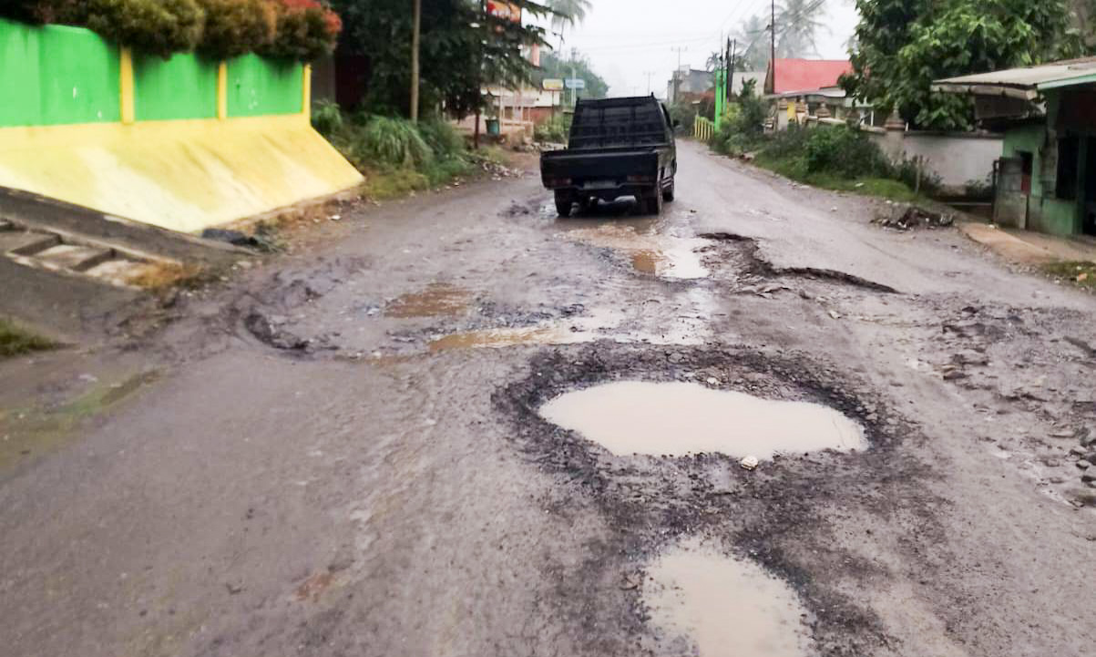 Kondisi jalan rusak parah di Kenagarian Halaban, Kabupaten Limapuluh Kota menuju Lintau Kabupaten Tanahdatar, Rabu (31/12/2025). (Foto: Irfan/Padeks)