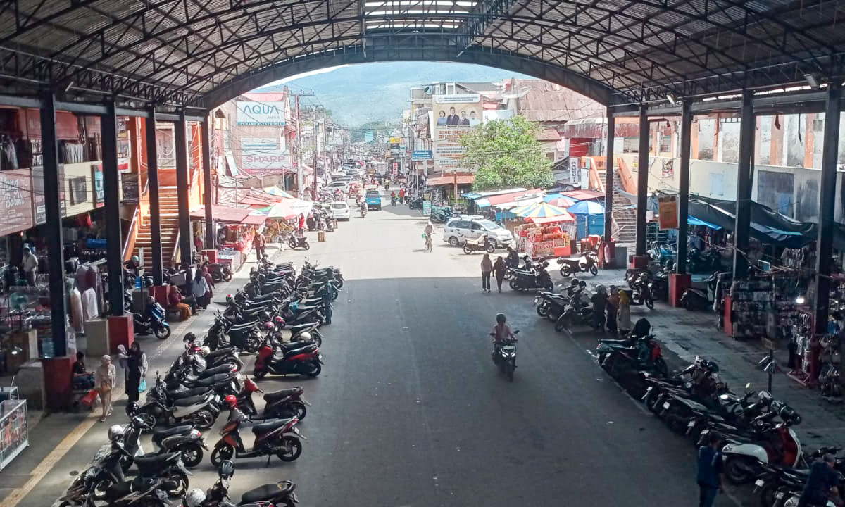 Suasana Pasar Payakumbuh Rabu 31 Desember 2025 jelang tahun baru 2026, terjadi onjakan belanja di pusat kota Payakumbuh, Sumbar. (Foto: Irfan/Padeks)