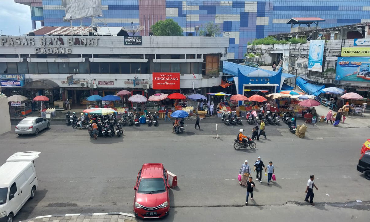 UMKM Padang masih tertekan hingga akhir 2025 akibat dampak banjir bandang, dan melemahnya daya beli masyarakat. Suasana Pasar Raya Padang siang (31/12/2025). (Mengki Kurniawan/Padeks)