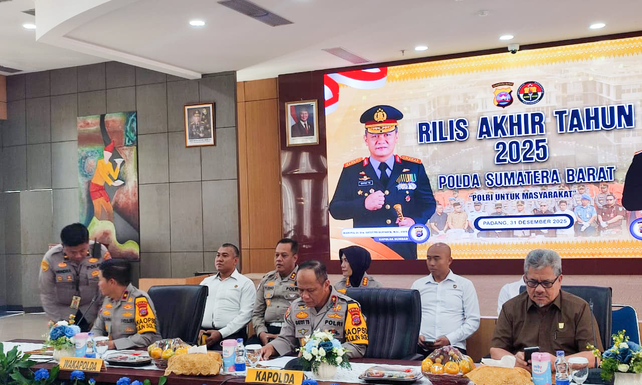 Rilis akhir tahun Polda Sumbar 2025 mencatat 13.194 tindak pidana naik 1 persen, 39 anggota PTDH, serta penanganan kasus menonjol sepanjang tahun Sumbar. (Foto: Riyadhatul Khalbi/Padeks)