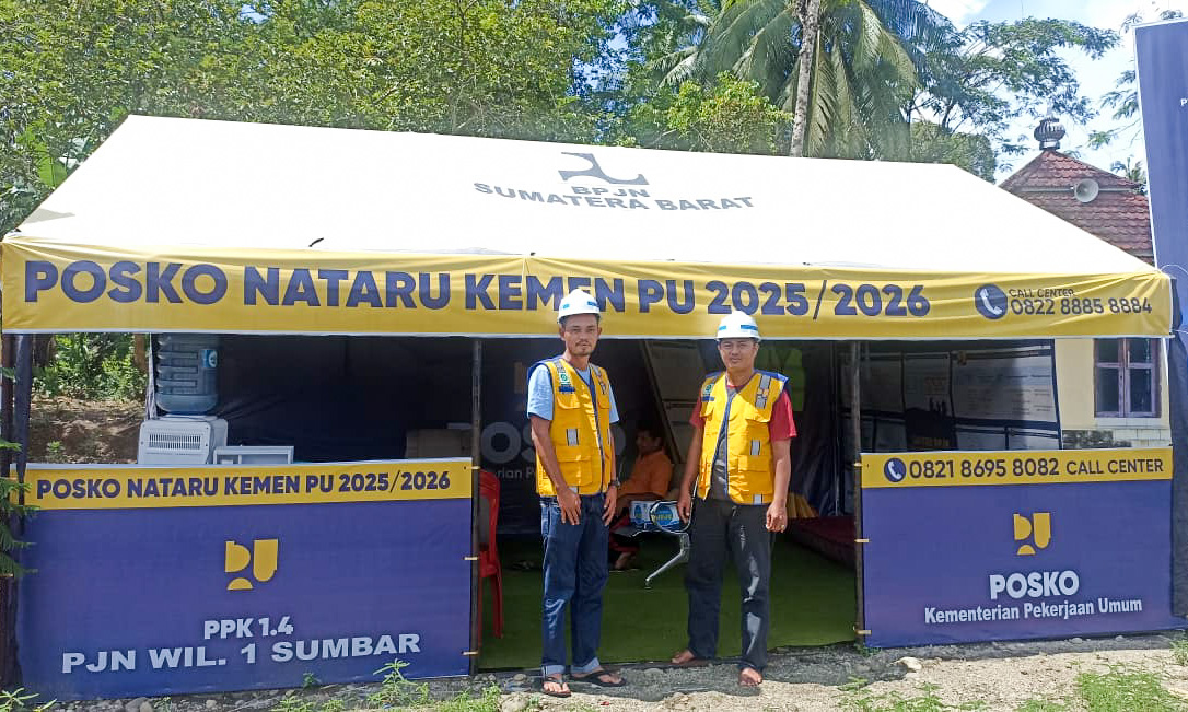 Kementerian PU mendirikan posko pelayanan Natal dan Tahun Baru (Nataru) 2026 di Jalan Raya Simpang Empat, Kecamatan Pasaman, Kabupaten Pasaman Barat. (Foto: Fadli Zikri/Padeks)