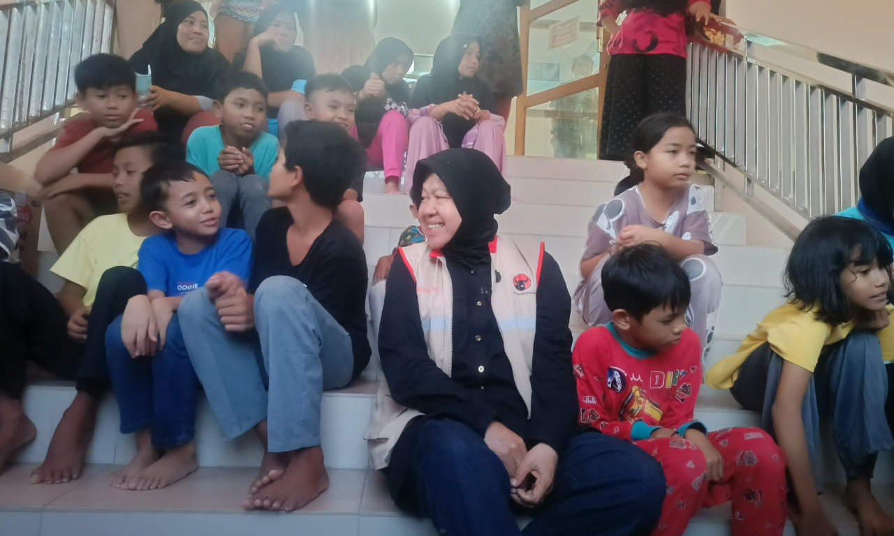Ketua DPP PDIP Tri Rismaharini bercanda dengan anak-anak di Tanjung Raya, Agam, Sumbar.