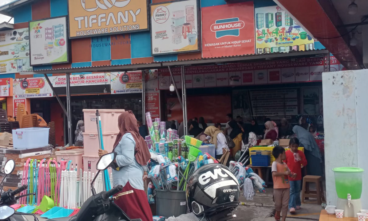 Warga antusias membeli barang perabotan, pecah belah dan peralatan dapur di Tiffany Store, Koto Nan Gadang, Payakumbuh, (31/12/2025). (Foto: Irfan/Padeks)