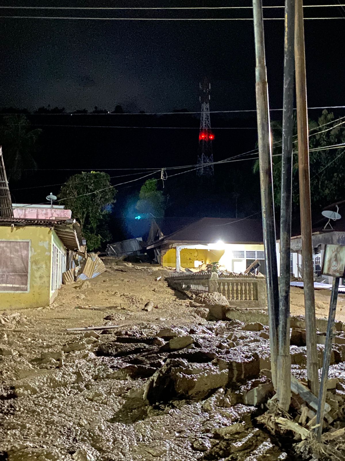 BELUM MEREDA: Material longsor yang terbawa arus sungai Batang Muaro Pisang kembali meluluhlantakkan permukiman warga di Nagari Maninjau, Tanjungraya, Agam, Kamis (1/1) dini hari.(BPBD AGAM FOR PADEK)