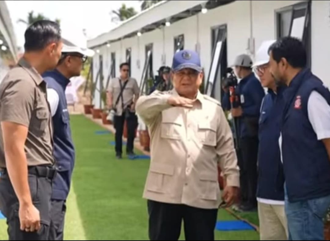 Presiden Prabowo Subianto meninjau Hunian Danantara di Aceh Tamiang yang dibangun dalam delapan hari untuk korban banjir, Kamis (1/1/2026).(Foto: Tim Danantara)