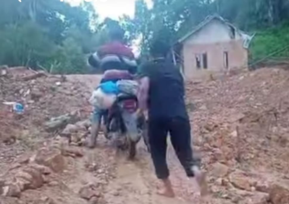 Jembatan putus di Ngalau Gadang pasca banjir bandang November 2025, akses pendidikan dan ekonomi 678 warga terancam lumpuh. (Foto: SS Video IG Novermal)