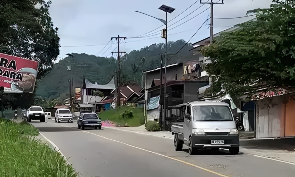 Lalu lintas Bukittinggi&ndash;Payakumbuh terpantau sepi Kamis siang (1/1/2026) di Akabiluru, Limapuluh Kota. (Ridwan Sy/Padeks)