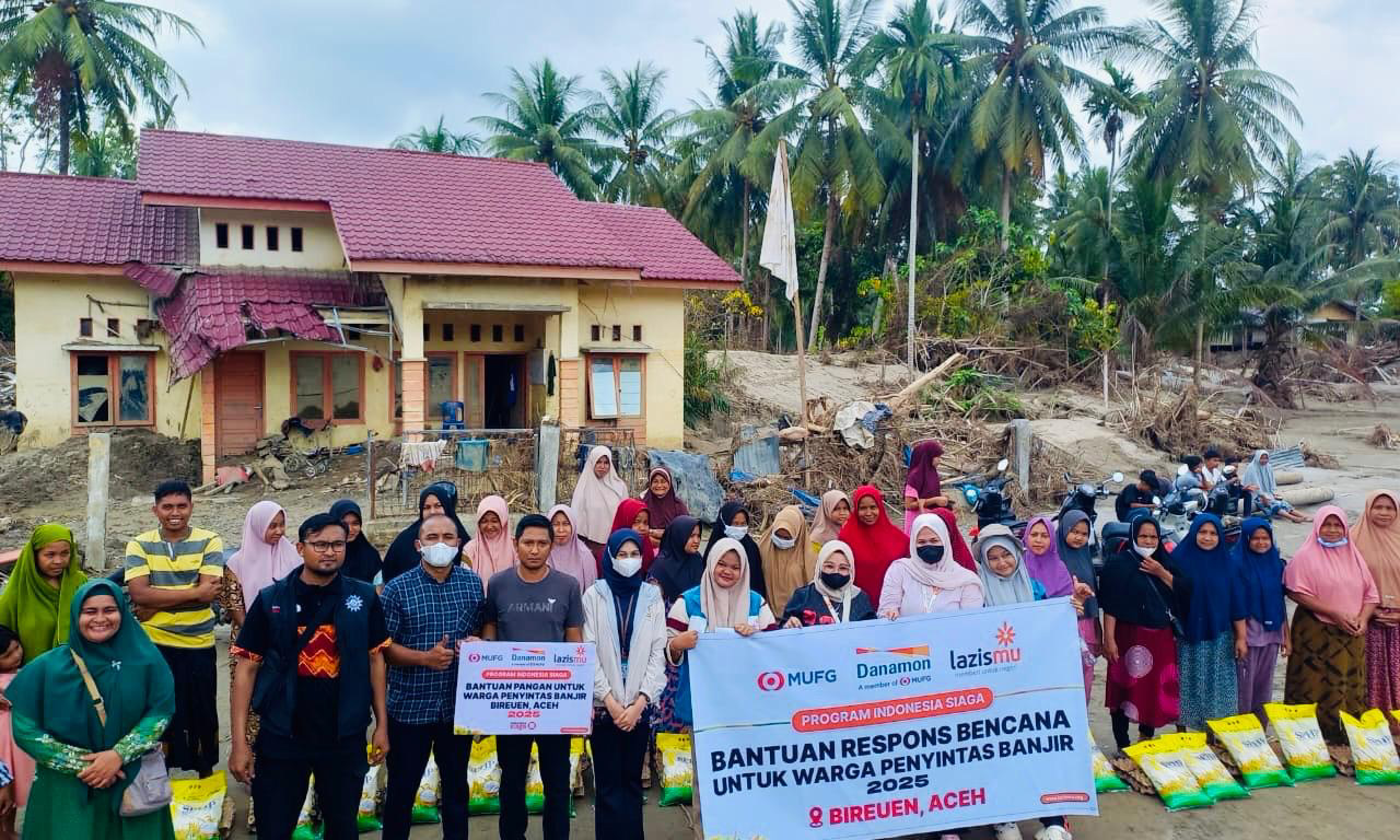 Perwakilan LAZISMU Bireuen dan Danamon serahkan bantuan. Dari kiri: Nurul Huda, Fajar Ardiansyah, Masni Salpira, Ananda Yuslina (LAZISMU), Syarifah Ridani Alifah, Zulfiyani, Juli Sahrina (Danamon).