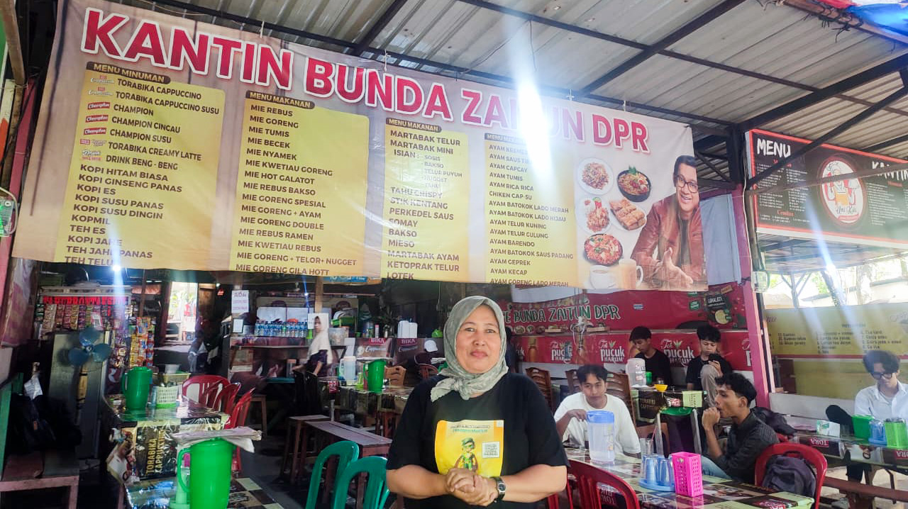 Yusna (50), pemilik Kantin Bunda Zaitun DPR Universitas Andalas, Padang, masih melayani mahasiswa meski libur semester. (Foto: Riyadhatul Khalbi/Padeks)