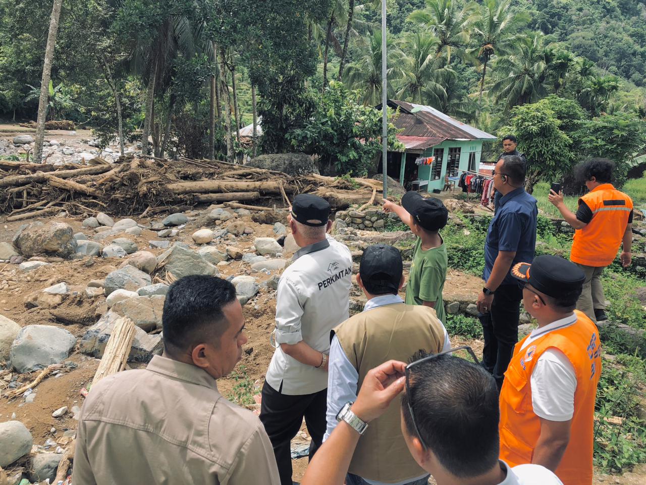 Mahyeldi meninjau huntara dan lokasi bencana hidrometeorologi di Pesisir Selatan untuk memastikan progres pembangunan, pendanaan, dan penanganan korban, Kamis (1/1/2026).