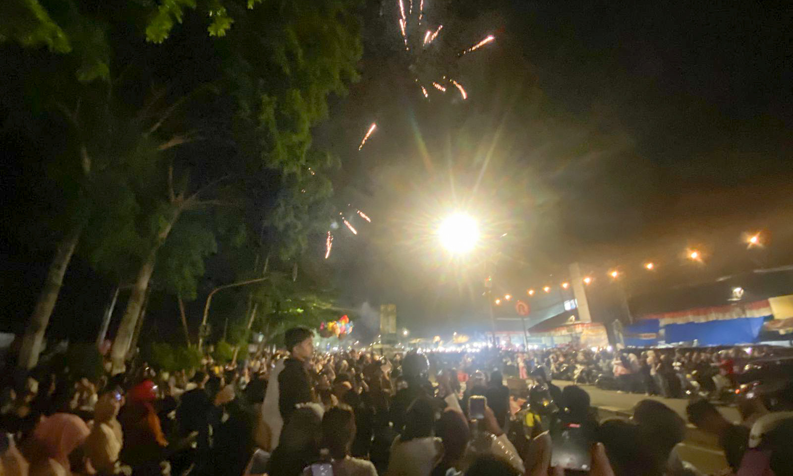 Meski dilarang Polres Payakumbuh, warga tetap menyalakan kembang api di Tugu Adipura saat pergantian tahun 2025 ke 2026. (Ridwan Sy/Padeks)