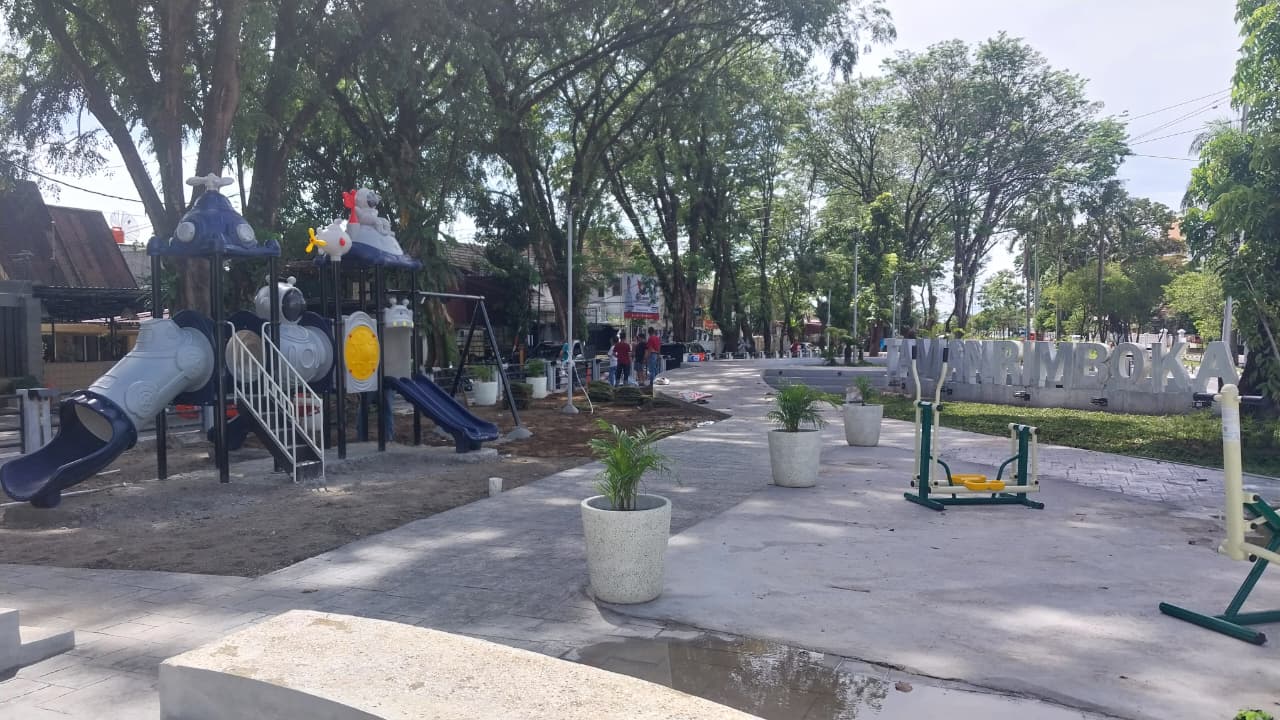 Taman Rimbo Kaluang Padang tampil dengan wajah baru awal 2026 usai direvitalisasi, menambah fasilitas bermain anak, ruang hijau, dan trotoar publik kota. (Foto: Mengki Kurniawan/Padeks)