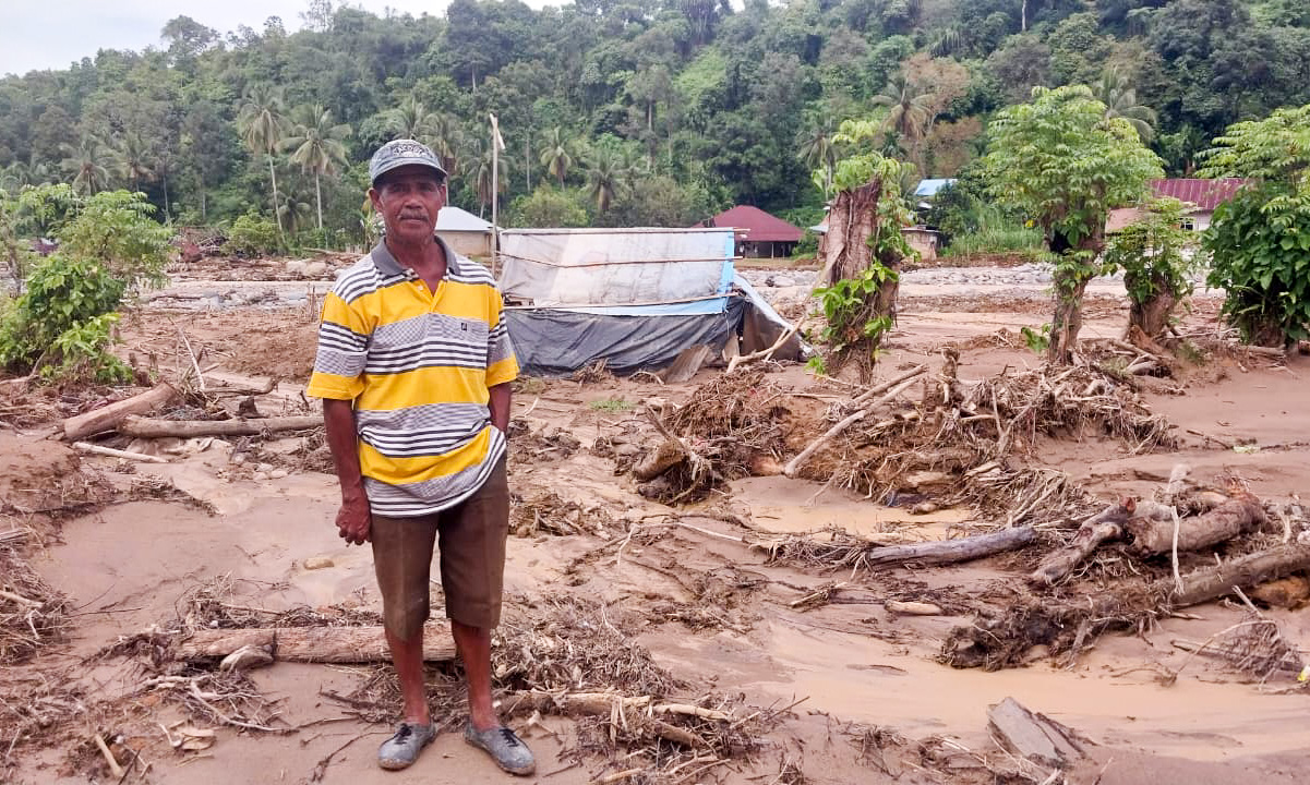 Tasar (63), salah satu petani terdampak, mengatakan seluruh lahan jagung, cabai, dan padi miliknya hanyut beberapa hari sebelum panen, Kamis (01/01/2026). (Foto: Mengki Kurniawan/Padeks)