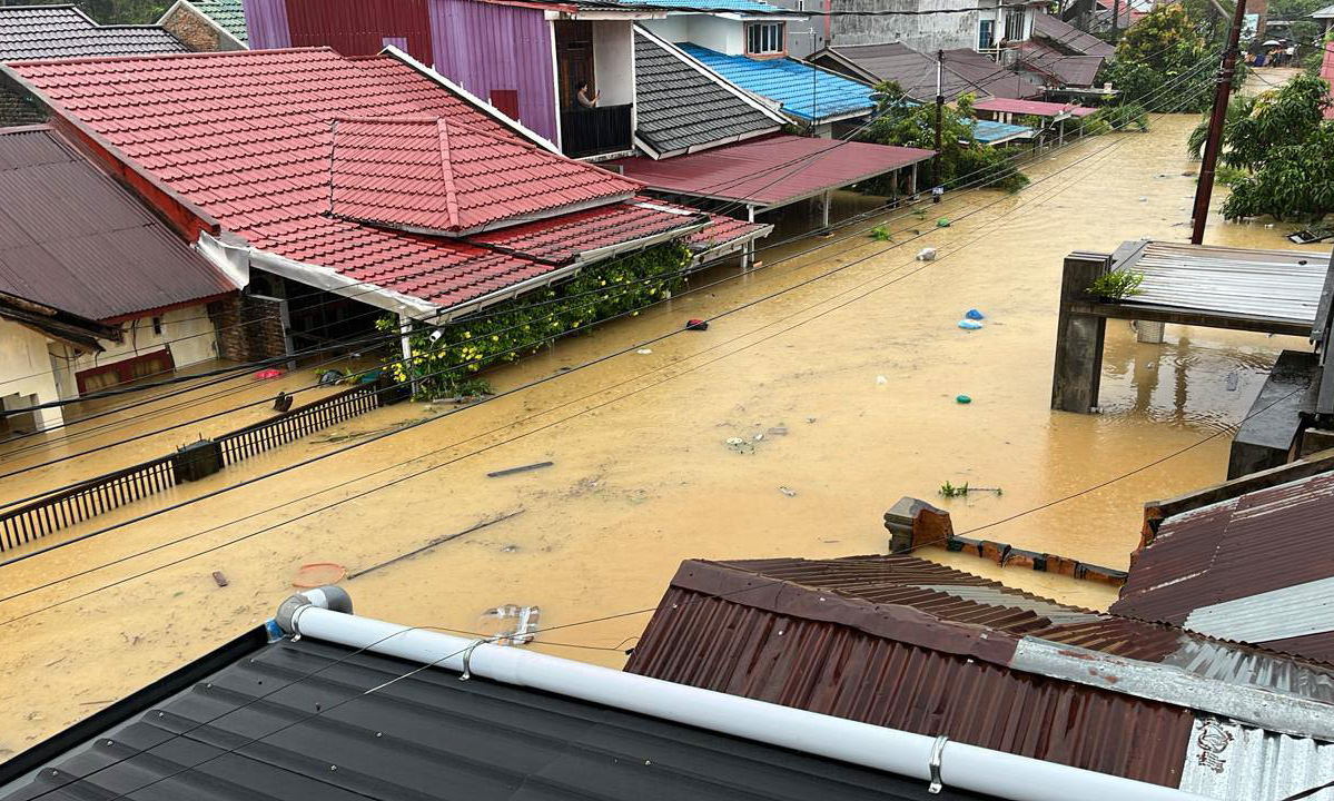 Hujan deras yang mengguyur Kota Padang sejak 25-27 November 2025 memicu bencana hidrometeorologi berskala luas. Kondisi salah satu kompleks perumahan yang dijepret Kamis (27/11/2025) siang.