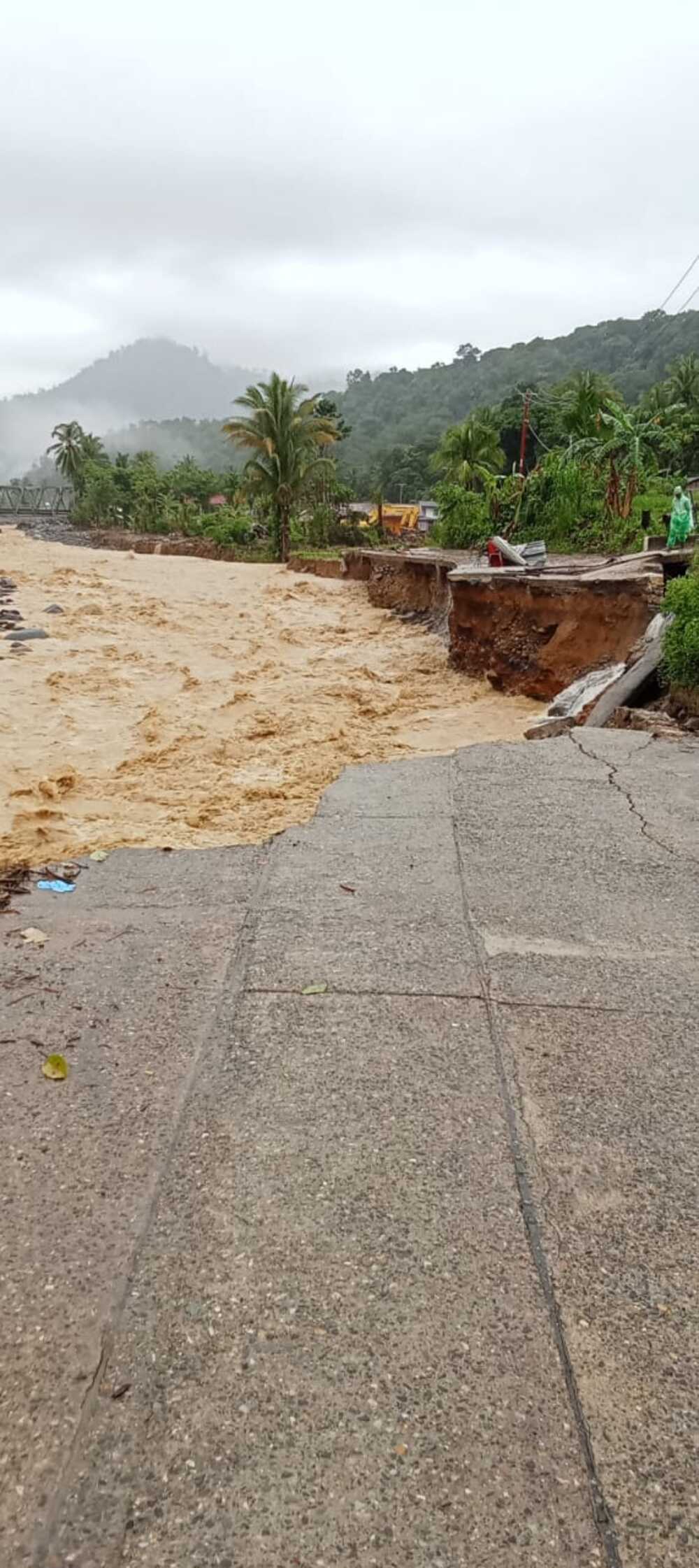 Jalan Kototuo menuju Batubusuk, Kota Padang, putus total diterjang banjir, Jumat dini hari (2/1/2026).