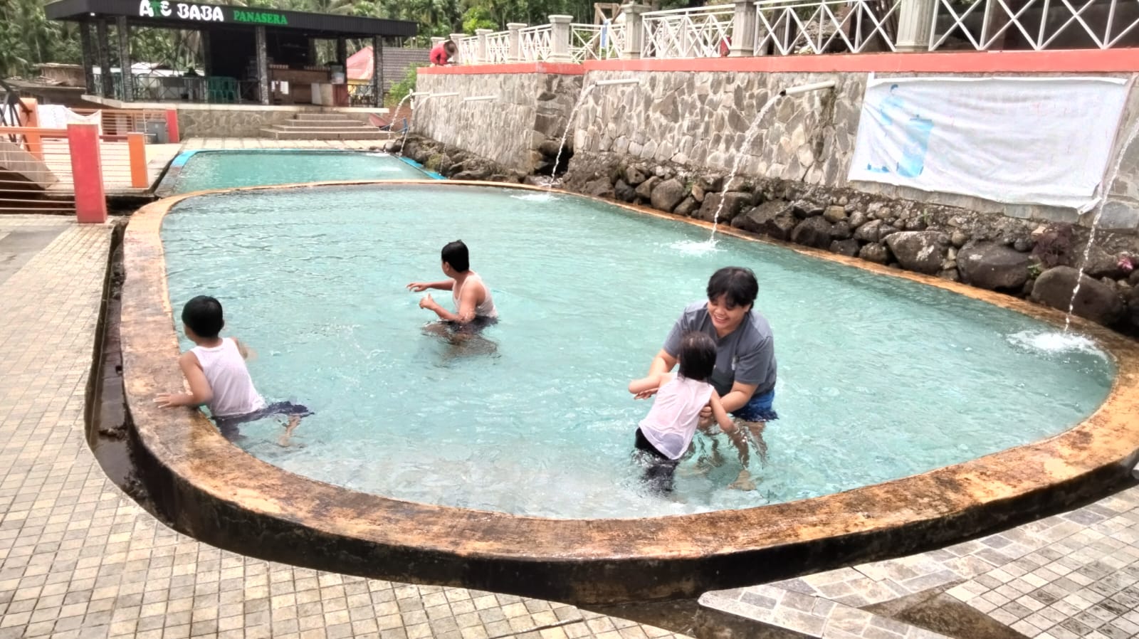 Sejumlah pengunjung sedang menikmati segarnya air di Pemandian Aia Baba.