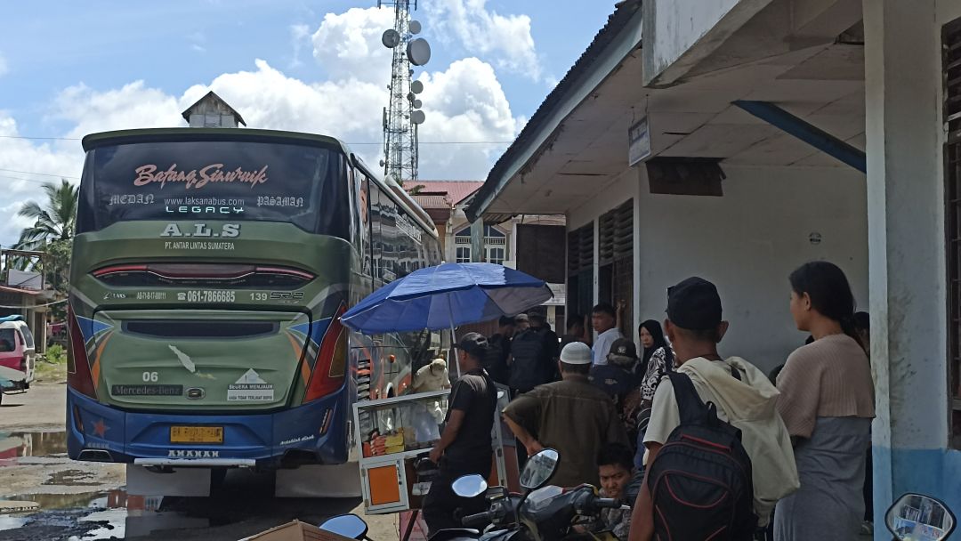 Sejumlah penumpang sedang menunggu keberangkatan bus di Terminal Simpangempat, Rabu (31/12).