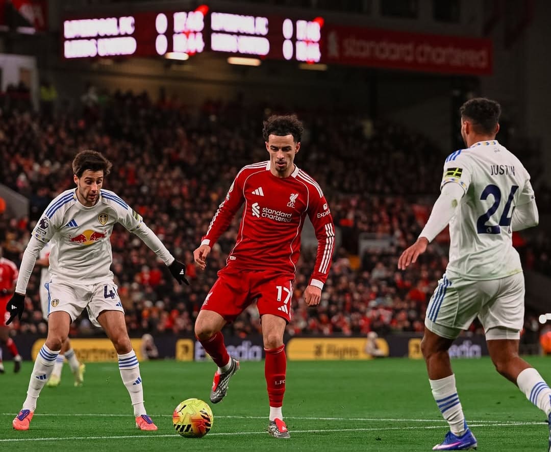 Liverpool vs Leeds 0-0: Pemain Liverpool dan Leeds berebut bola di babak pertama Premier League di Anfield, dengan peluang berlimpah namun tanpa gol.(Foto: Instagram/ @liverpoolfc)
