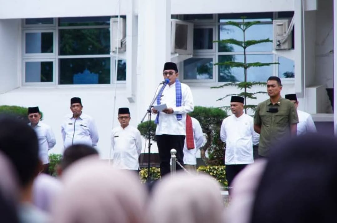 Bupati Tanahdatar Eka Putra memimpin apel perdana ASN tahun 2026 di halaman Kantor Bupati Pagaruyung.(Foto: Prokopim)