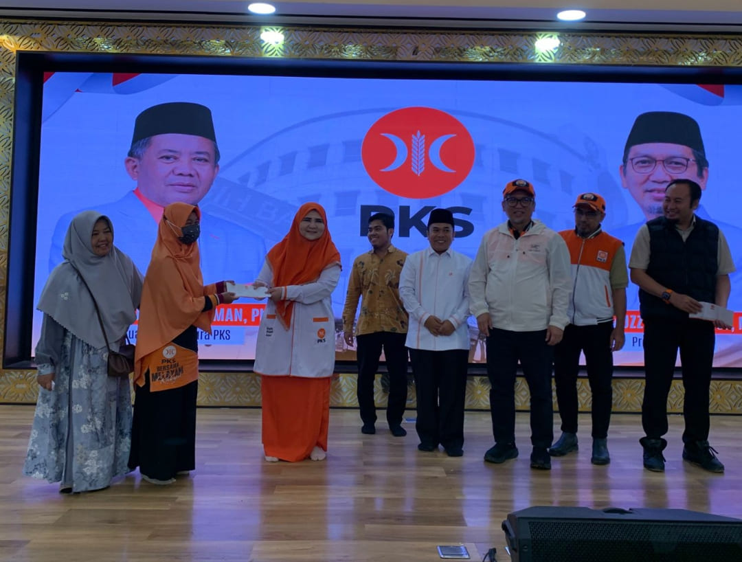 Nevi Zuairina mendampingi Presiden PKS dalam memberikan bantuan kemanusiaan warga terdampak banjir bandang di Sumatera Barat.(Foto: Tim NZ)