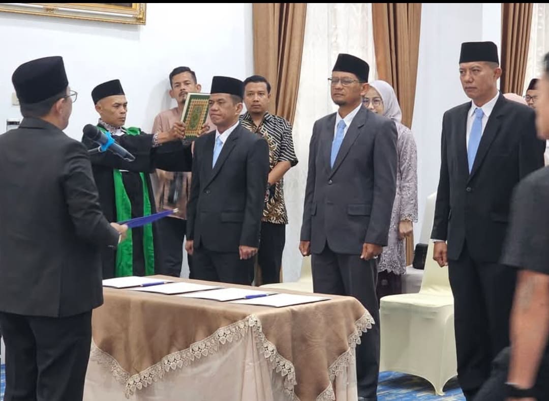 Empat pejabat baru saat diambil sumpah oleh Bupati Eka Putra di Indojolito Batusangkar.(Foto: Prokopim)