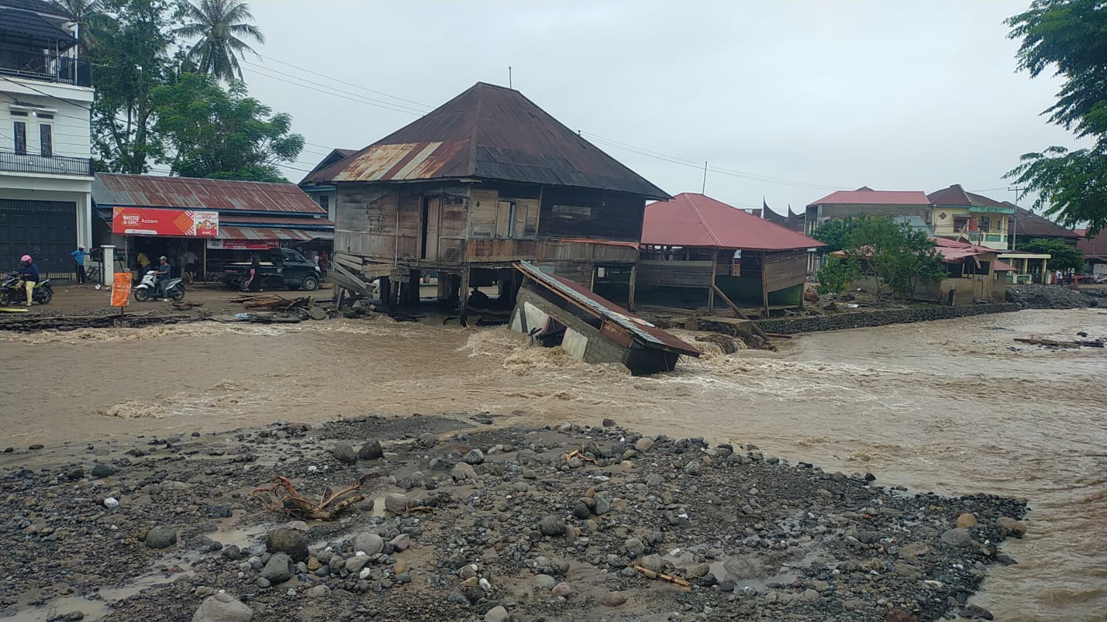 Satu rumah yang hanyut di Saniangbaka, Kecamatan X Koto Singkarak, Kabupaten Solok, Jumat (2/1/2025)