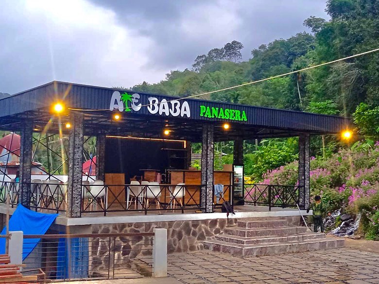Panggung dan kafe yang bisa dimanfaatkan pengunjung untuk bersantai dan berkegiatan lainnya.
