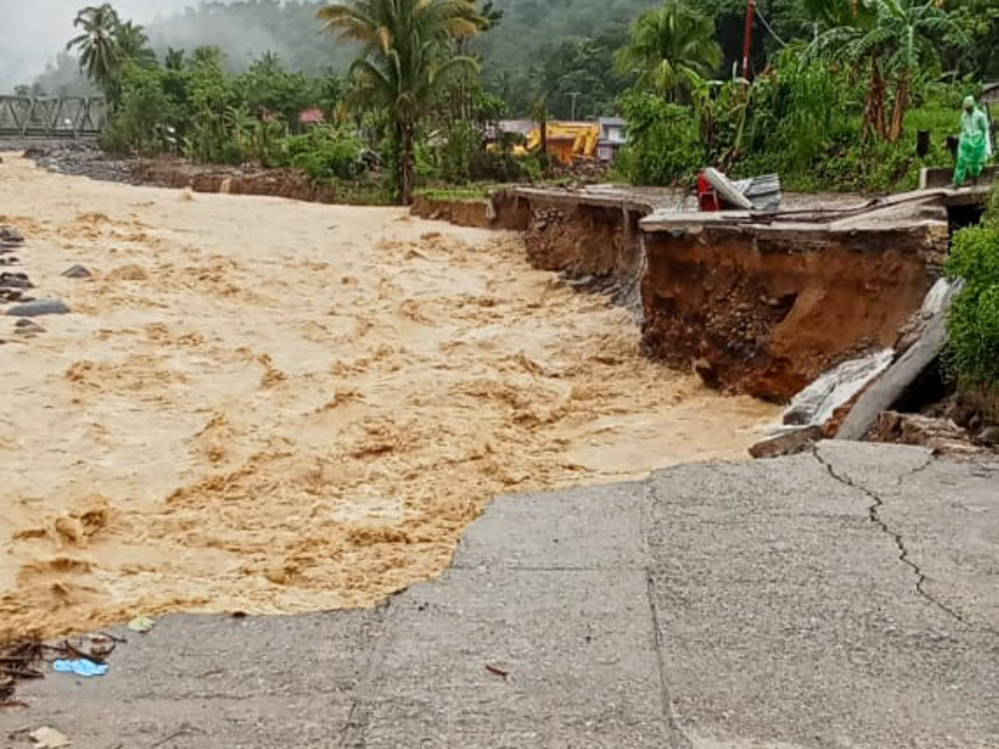 BPBD Kota Padang memantau jalan amblas di Batu Busuk, Pauh, Jumat (2/1/2026). Warga diungsikan dan perbaikan dikoordinasikan dengan BWS V.