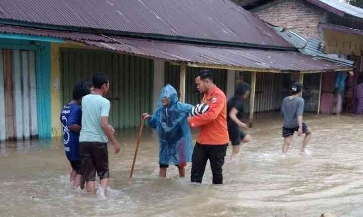 Hujan deras sejak Kamis malam menyebabkan sejumlah sungai di Padangpariaman meluap. Permukiman warga terendam, sebagian warga mengungsi, Jumat (2/1/2026).