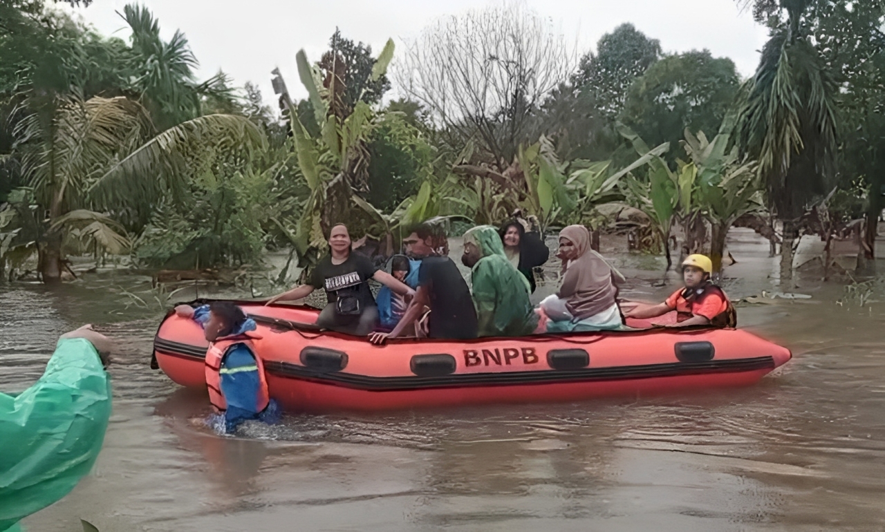 BPBD Kota Padang mengevakuasi delapan warga terdampak banjir di Dadok Tunggul Hitam akibat hujan dan angin kencang sejak Kamis malam hingga Jumat malam (2/1/2026).