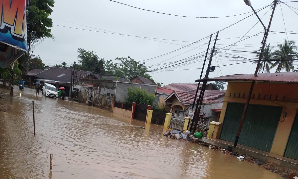 Hujan tak henti memicu banjir di Jln Jamal Jamil RT 02/01 Kelurahan Surau Gadang, Nanggalo, Kota Padang, Jumat (02/01/2026).
