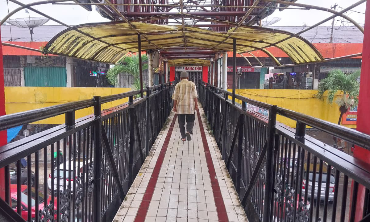 JPO Pasar Raya Padang rusak parah. Sekitar 70 persen atap hilang dan banyak sampah. Warga keluhkan kenyamanan dan berharap segera diperbaiki. (Mengki Kurniawan/Padeks)