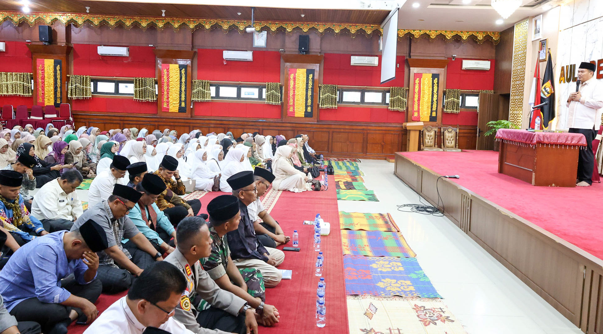 Pemko Pariaman menggelar Tabligh Akbar dan doa bersama perdana kerja 2026, Wali Kota Yota Balad hidupkan Magrib Mengaji bagi ASN di Balai Kota Pariaman.