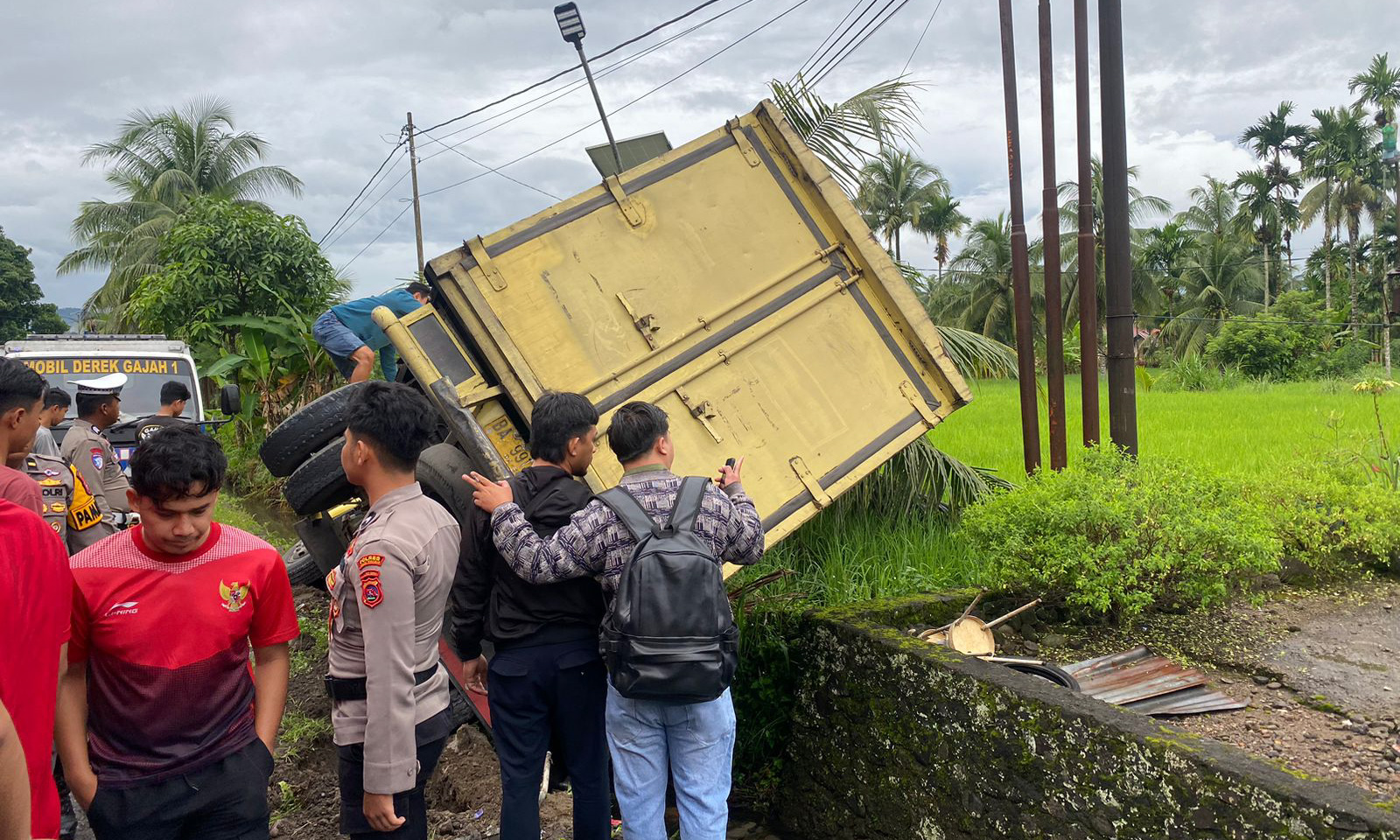 Kecelakaan maut terjadi di jalur Padang&ndash;Bukittinggi, Kayutanam, Padangpariaman. Motor dan truk box tabrakan, satu mahasiswa tewas, Jumat (2/1/2026).