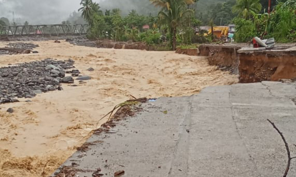 Hujan lebat sejak Kamis malam membuat debit Batang Kuranji meningkat. Warga Pasar Baru Padang waspada, BPBD imbau antisipasi banjir, Jumat (2/1/2026).