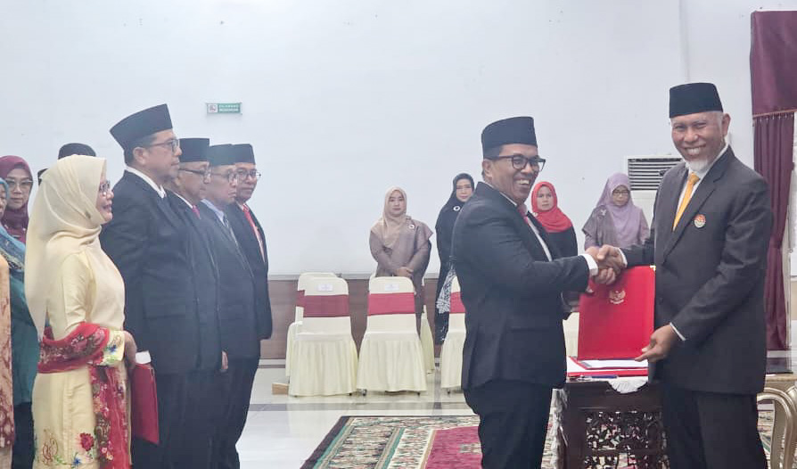Gubernur Sumbar Mahyeldi melantik enam pejabat eselon II Pemprov Sumbar di Padang, Jumat (2/1/2026), untuk mengisi jabatan kosong dan memperkuat birokrasi.