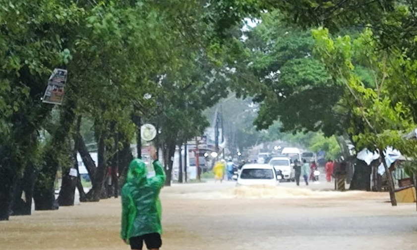 Banjir melanda Tunggulhitam Padang akibat hujan lebat dan luapan Batang Kuranji. Akses Simpang&ndash;Dadok lumpuh, air capai 50 sentimeter, Jumat (2/1/2026) sore. (Foto: Randi Z/Padeks)