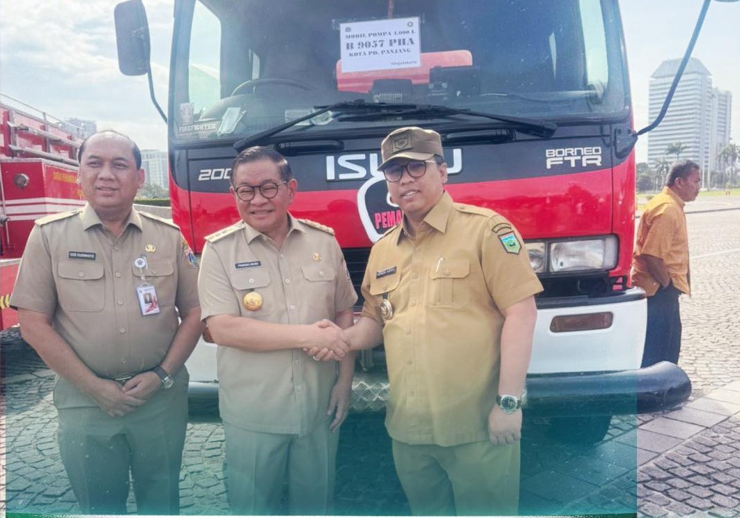 Wali Kota Padangpanjang Hendri Arnis menerima hibah satu unit mobil pemadam kebakaran dari Gubernur DKI Jakarta, Pramono Anung, Senin (29/12) lalu.